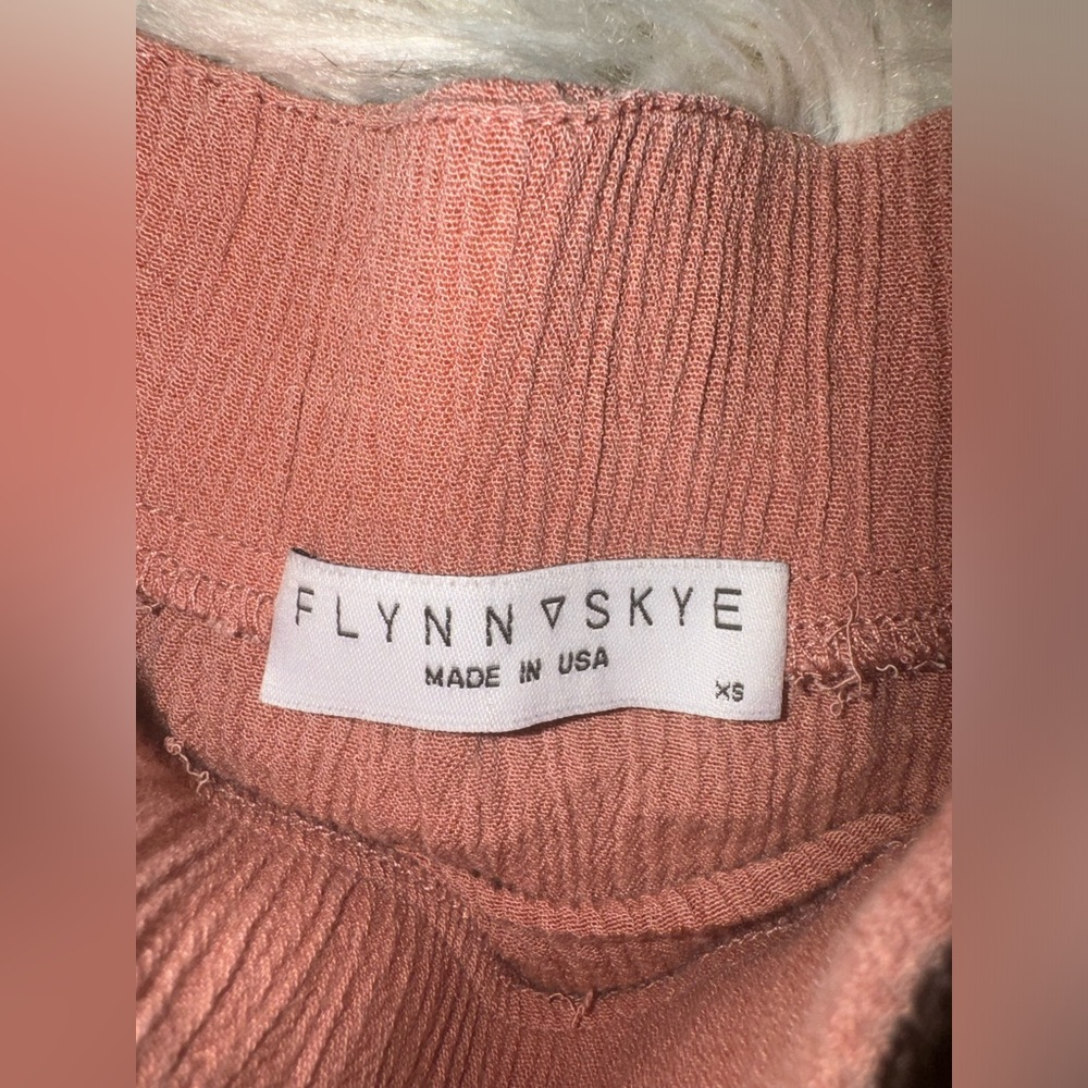 XS Flynn Skye Crinkle pink top